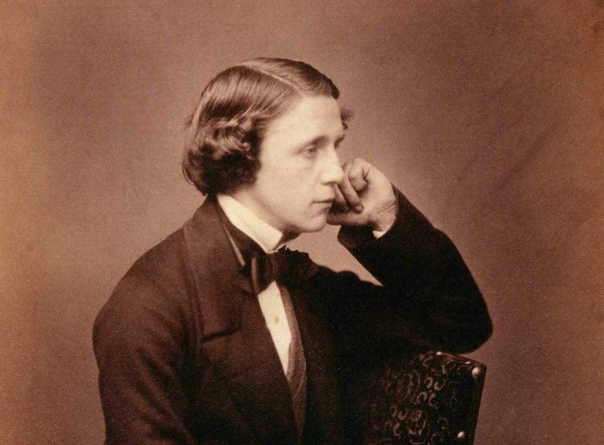 Ai là tác giả của tiểu thuyết alice? Có phải Lewis Carroll không?