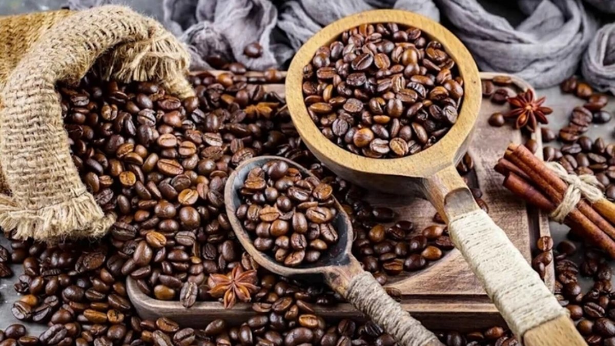 Giá cà phê hôm nay 15/8/2026: Robusta tiếp tục giảm, Arabica tăng