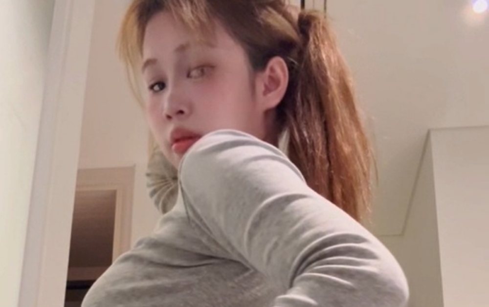 Hot girl Kim khánh Bernie 2k6 lộ clip so hàng ngay trên livestream