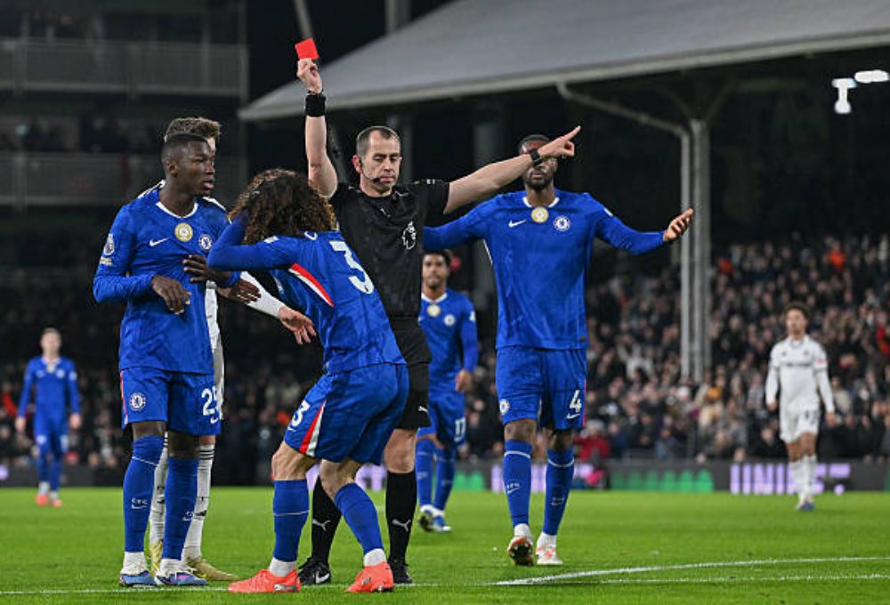 Cucurella thẻ đỏ, Chelsea thua Fulham ở Ngoại hạng Anh
