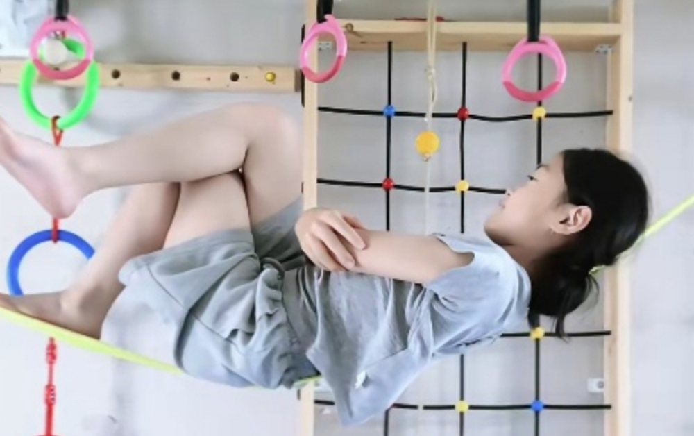 Cô bé 9 tuổi nằm trên dây đọc sách gây sốt mạng xã hội Trung Quốc