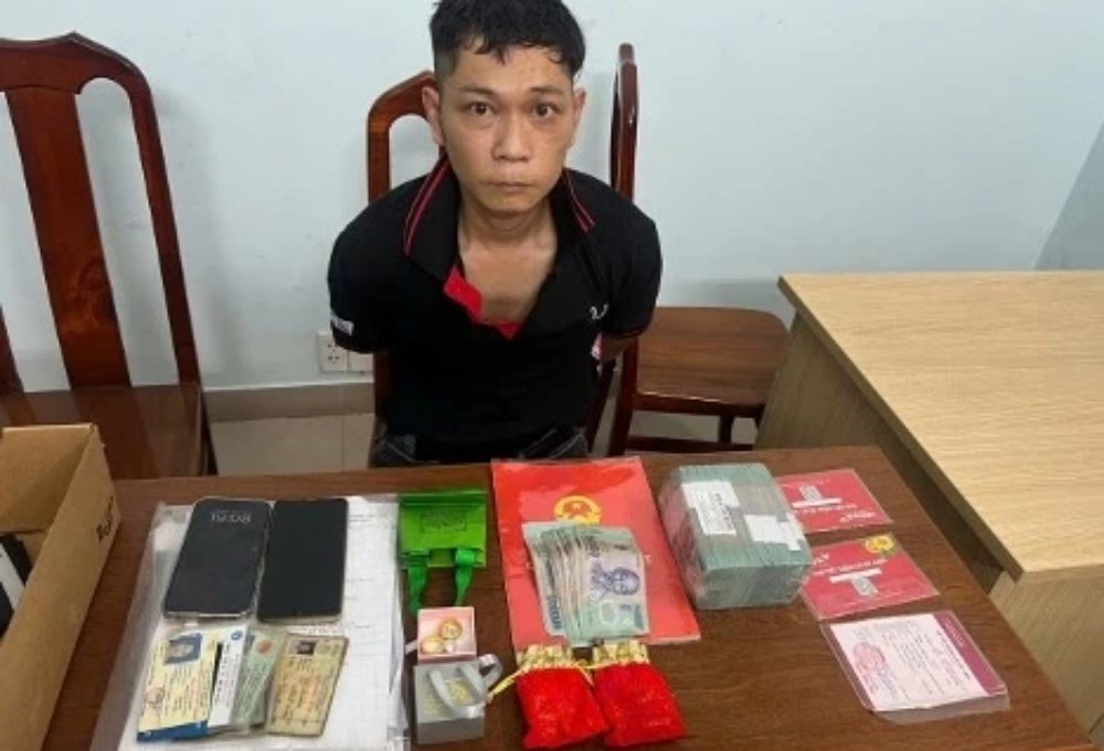 Trộm 1 tỷ đồng rồi lấy 500 triệu mua quà tặng bạn gái