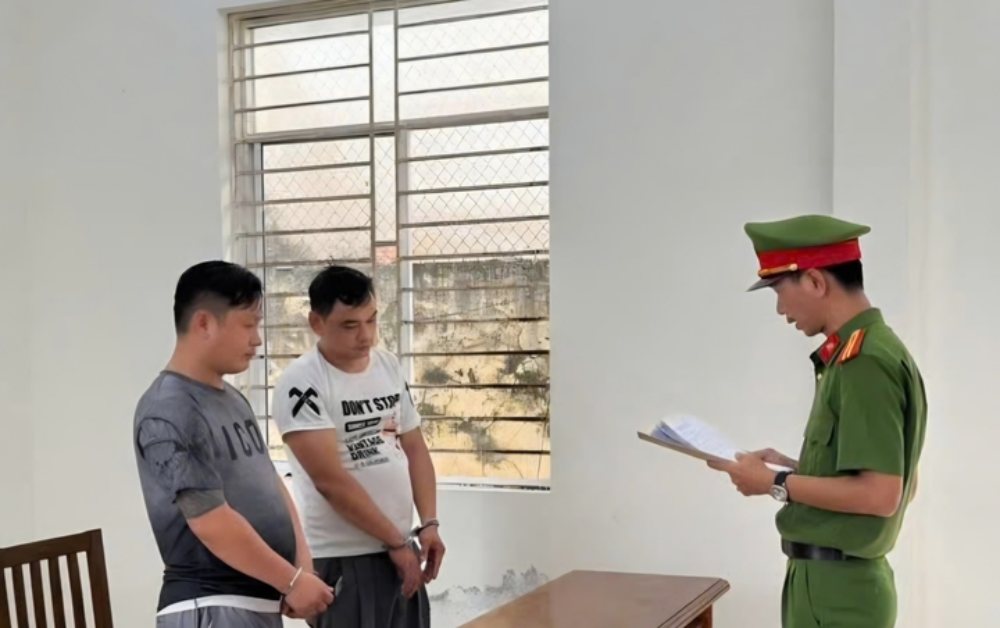 Bắt 2 kẻ giả danh công an xông vào tụ điểm đánh bạc cướp tiền