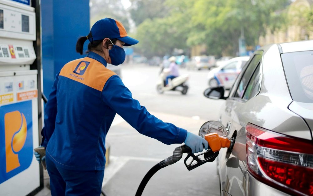 Giá xăng dầu hôm nay chiều 5/5 cùng giảm