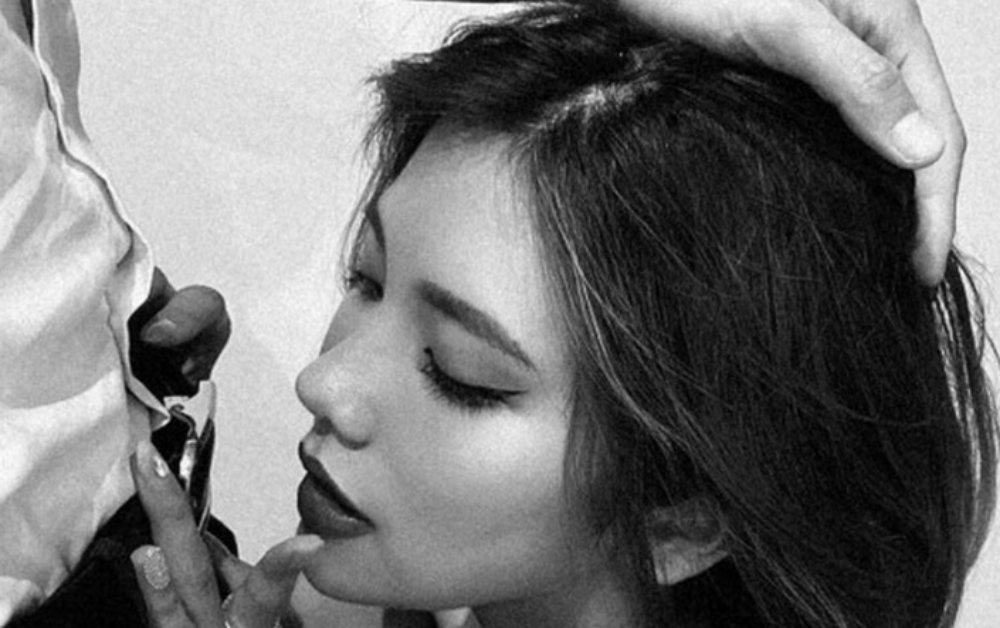 Bộ ảnh bán quạt full không che của Harley Phạm: Còn chơi cả hệ some đủ!