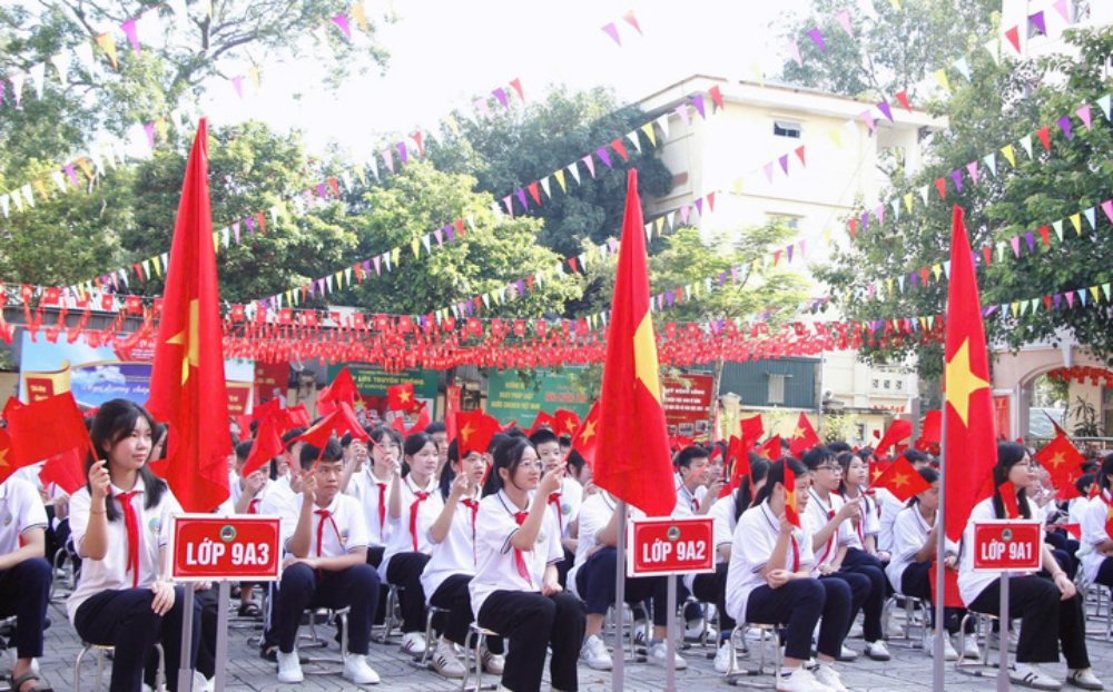 Thu tiền học sinh sai quy định, giáo viên bị xử phạt thế nào?