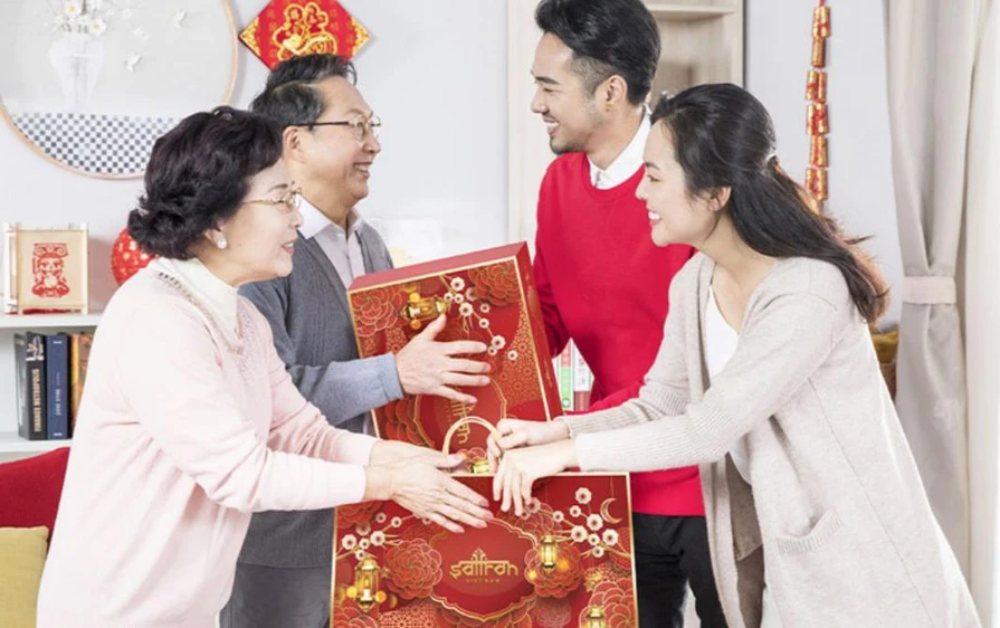 Cách chọn quà Tết biếu bố mẹ tinh tế và thiết thực