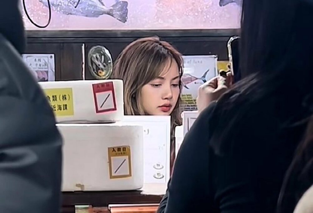 Lisa bị bắt gặp ở Pháp, nghi đón Noel cùng bạn trai