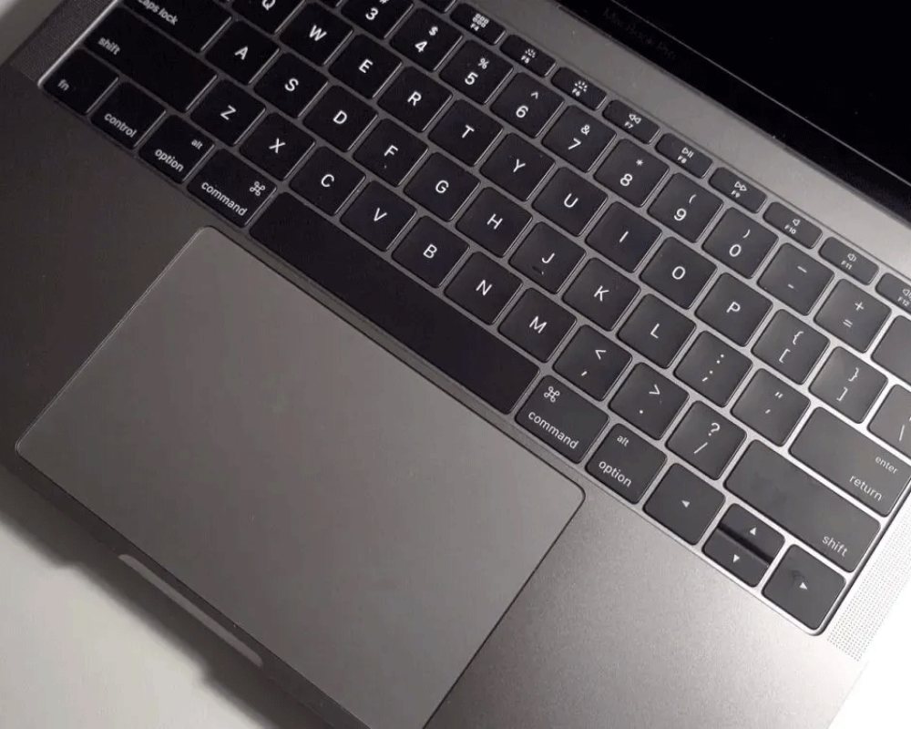 Mẹo vệ sinh màn hình và bàn phím MacBook