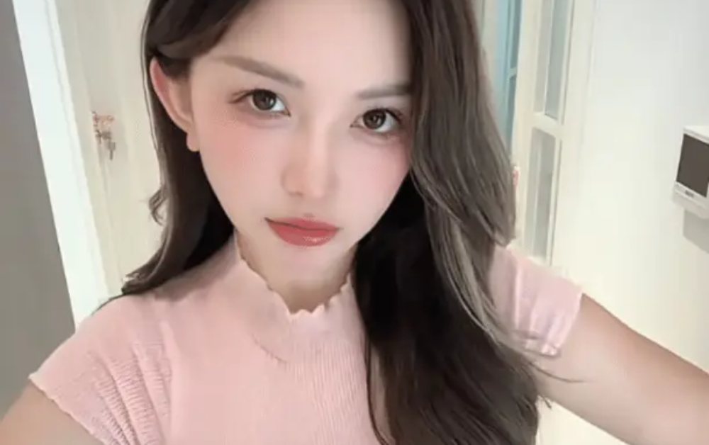 Nữ streamer khiến người xem bức xúc với hành động trên livestream