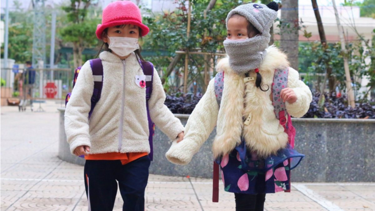 Nhiều trường ở Hà Nội lùi giờ học vì trời rét