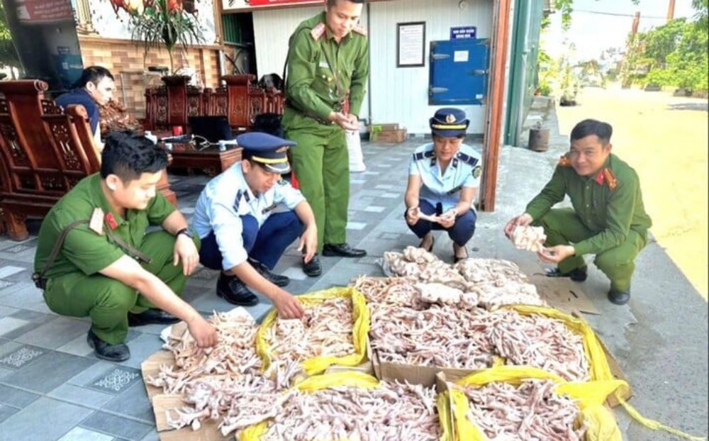 Gần 500kg chân gà, đuôi lợn 'bẩn' trong kho công ty thực phẩm sạch