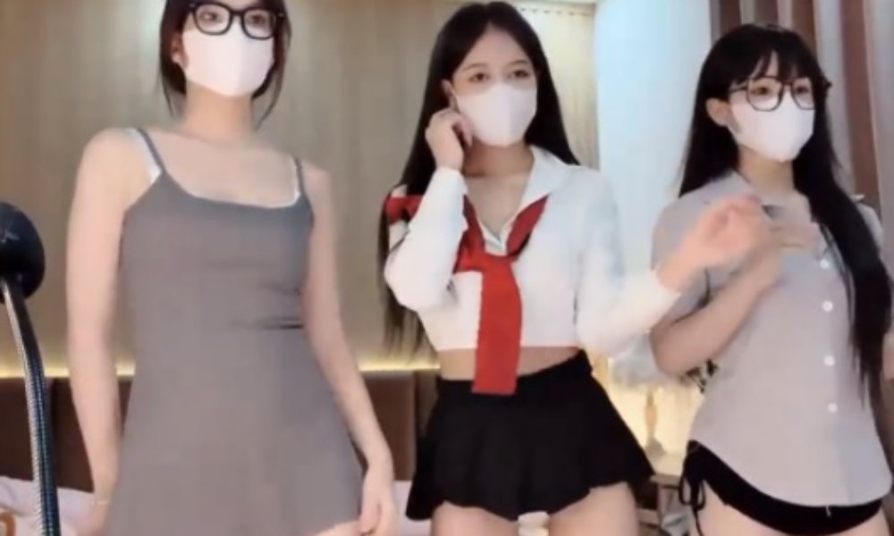 Tiệm spa bất ổn và dàn hotgirl xinh đẹp p2