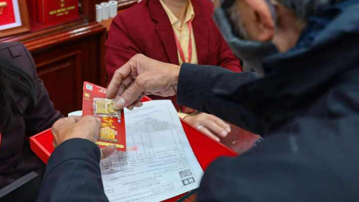 Giá vàng hôm nay (17-2): Quay đầu đi xuống, mất ngưỡng 5.000 USD/ounce