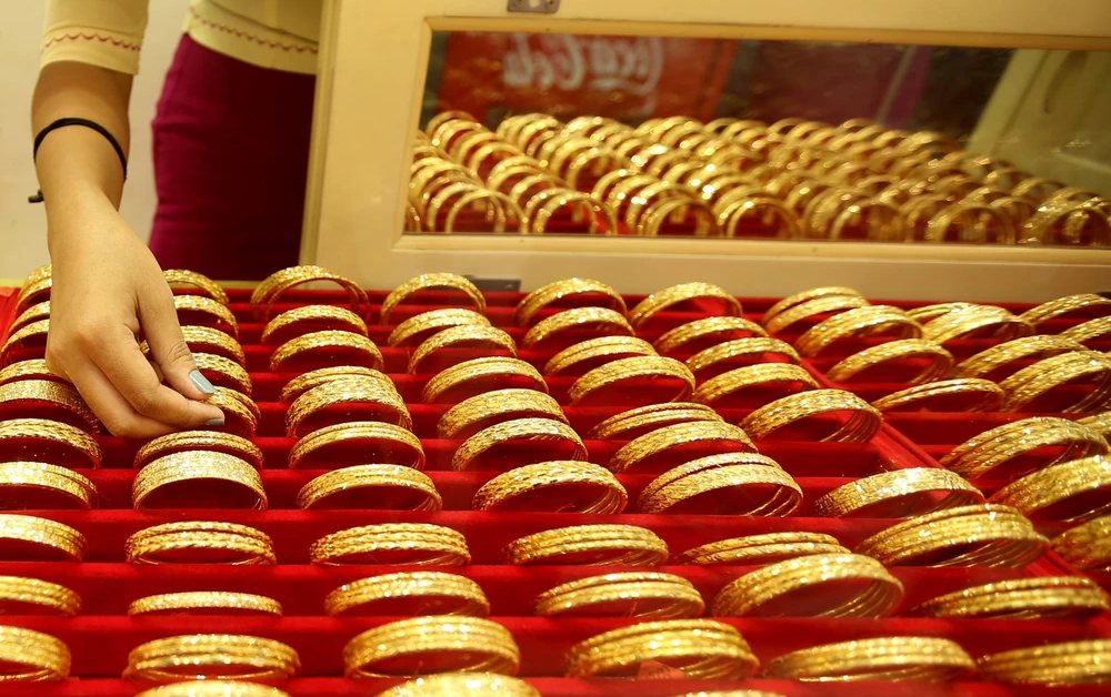 Vàng, bạc xuống giá mạnh, chứng khoán phân hóa sáng 30/1