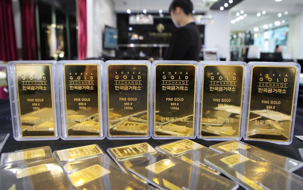 Giá vàng và bạc đều tăng bất chấp làn sóng bán tháo trên thị trường chứng khoán