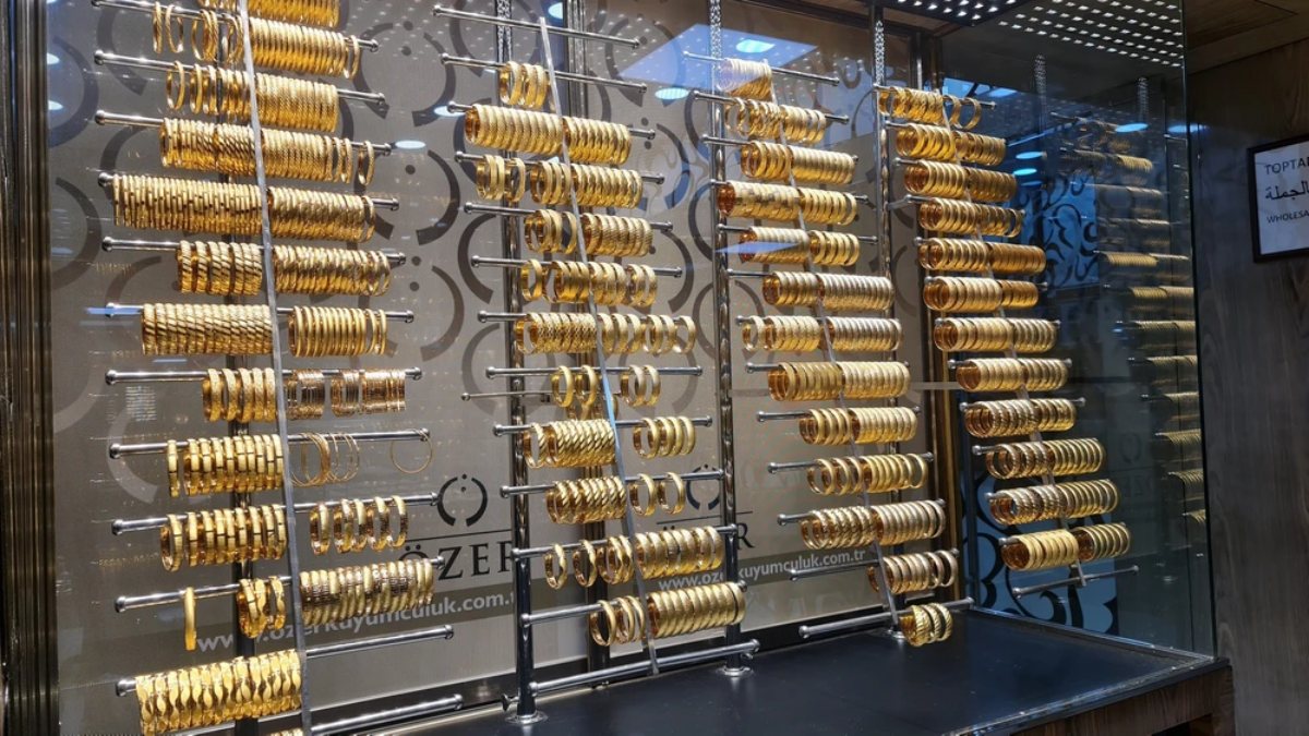 Vàng, bạc và bạch kim đồng loạt lập đỉnh mới