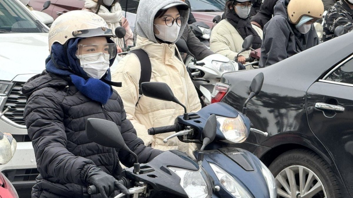 Bác sĩ khuyến cáo giữ ấm vùng đầu, mặt, cổ khi ra ngoài trời lạnh