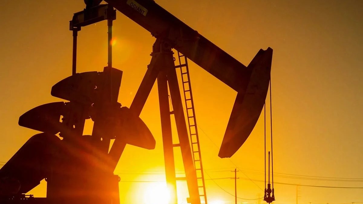 Giá xăng dầu hôm nay 17/1/2026: Thế giới tăng trở lại