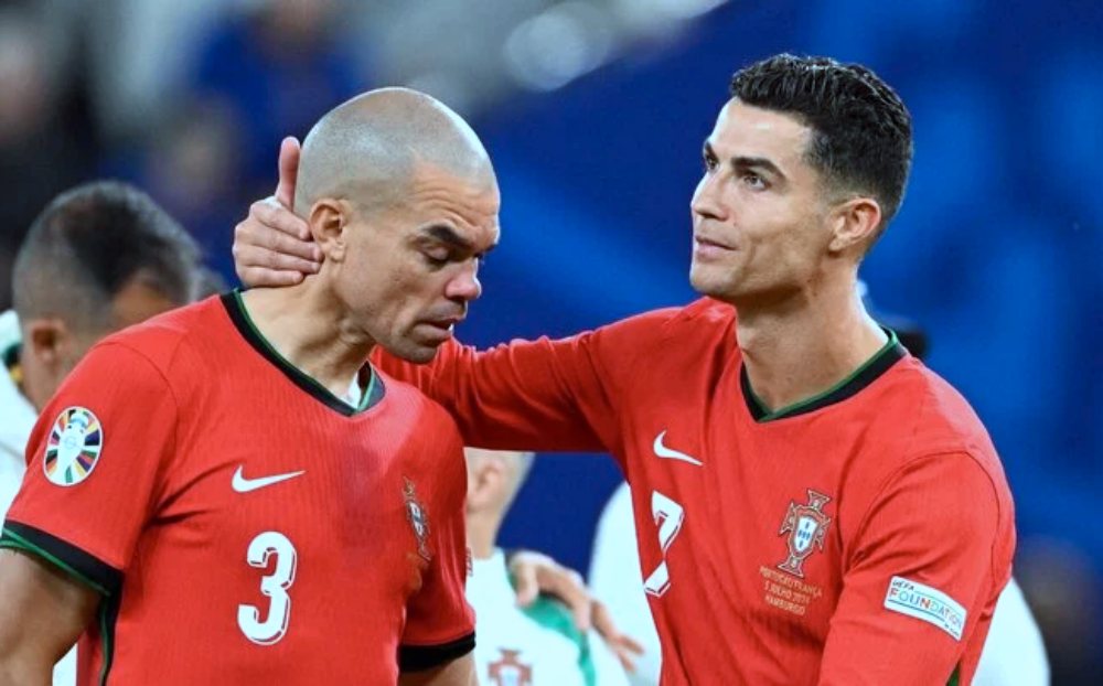 Ronaldo úp mở khả năng ở lại tuyển Bồ Đào Nha