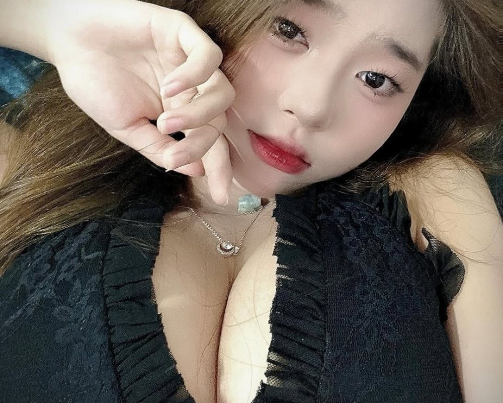 Ảnh 18+ Gái Xinh Facebook lyw_halii lyw_haly