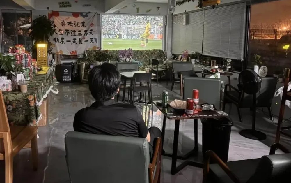 Triệu Xung mời bia miễn phí, vẫn xem World Cup một mình