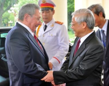 Tổng Bí thư Nguyễn Phú Trọng chào đón Chủ tịch Raul Castro Ruz tới thăm Việt Nam 8/7/2012
