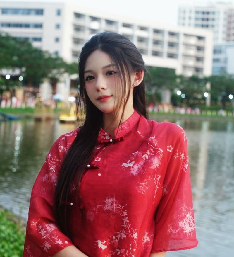 Thủy Tiên là ai?